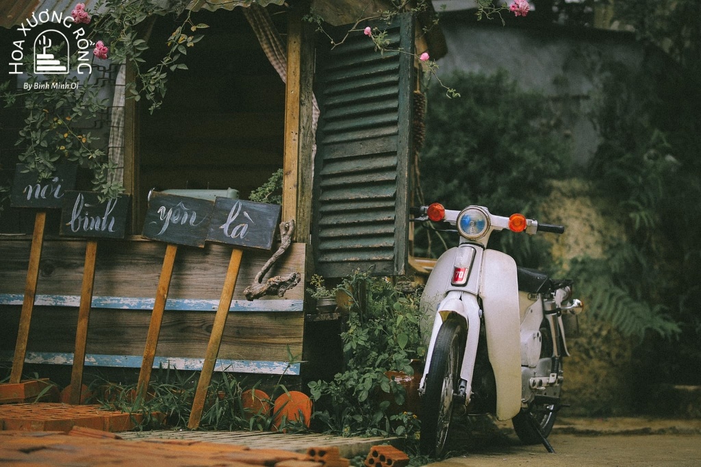 Thông Ơi Coffee sử dụng chất liệu gỗ chủ đạo, với các vật trang trí đơn giản