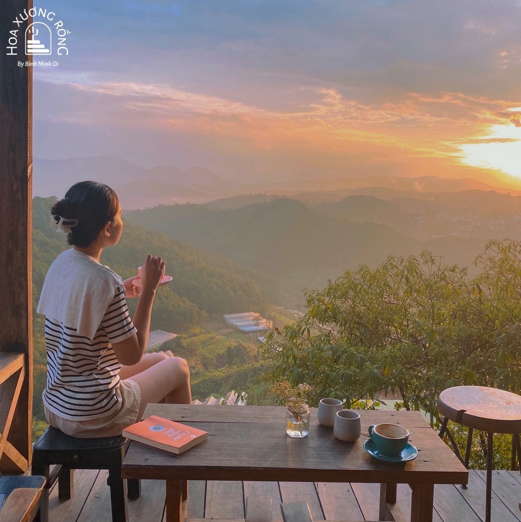 Khách thưởng thức cà phê và ngắm bình minh tại Tiệm Cà Phê Cheo Veooo