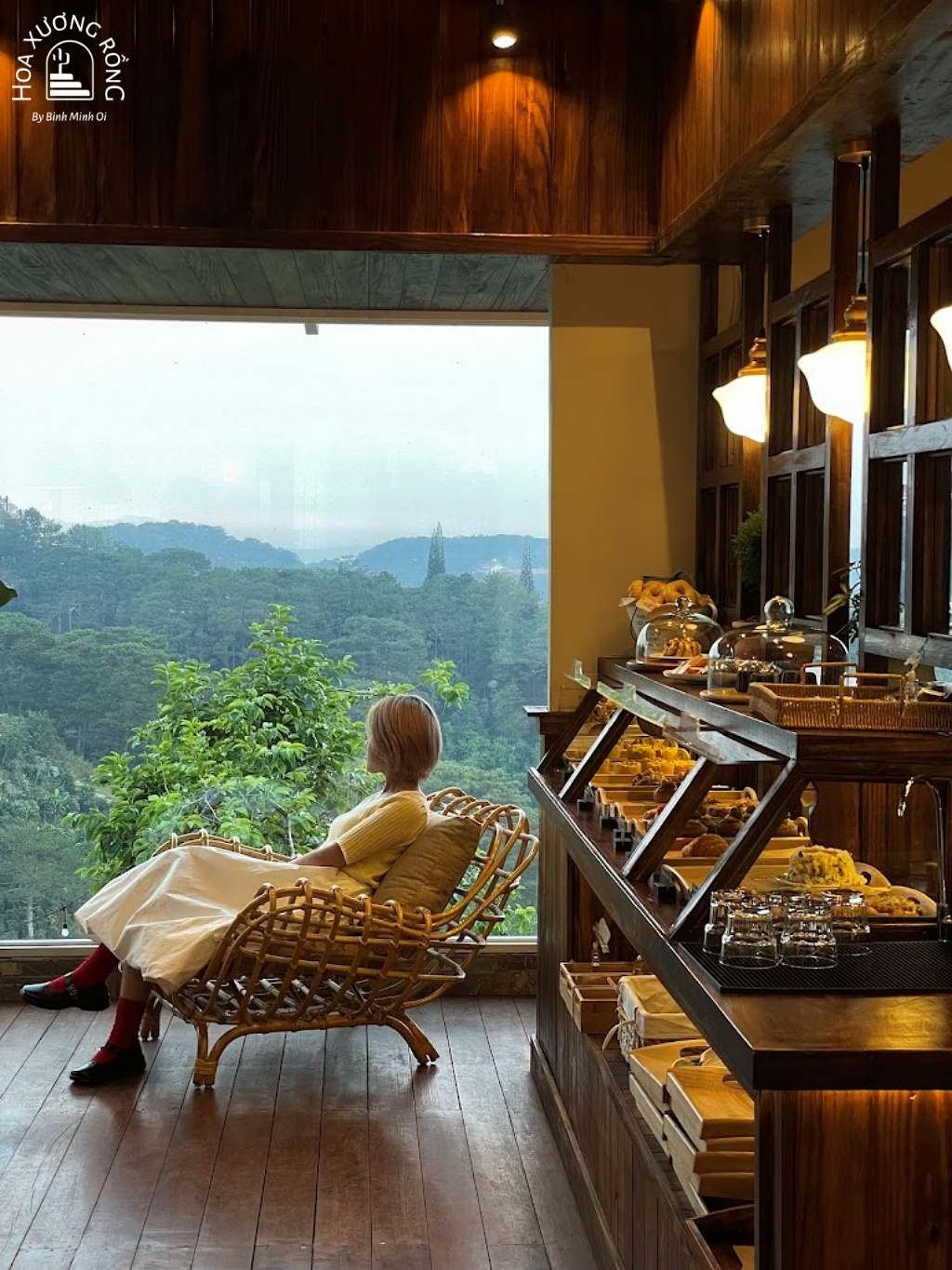 Khu vực ngồi bên cửa sổ với view nhìn ra rừng cây tại Tiệm Bánh Thành Hôn