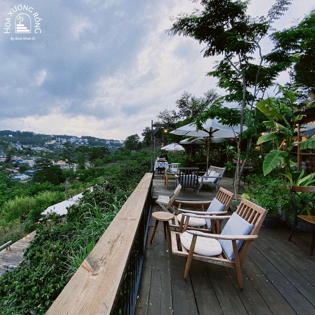 Khu vực ngồi ngoài trời ngắm view cực chill tại Cafe In The Forest