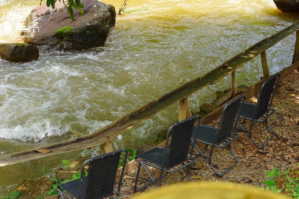 Thưởng thức không gian yên tĩnh bên dòng suối tại quán cafe Lỡ