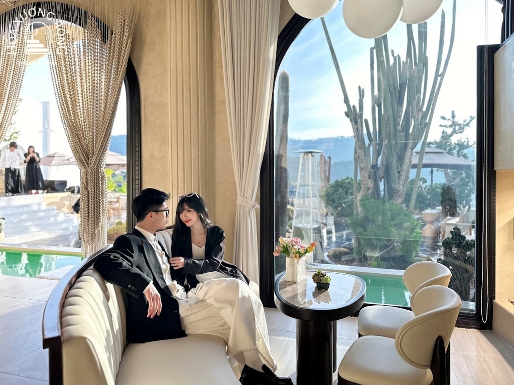 Không gian mở quán Hoa Xương Rồng lý tưởng để săn mây và ngắm bình minh lãng mạn